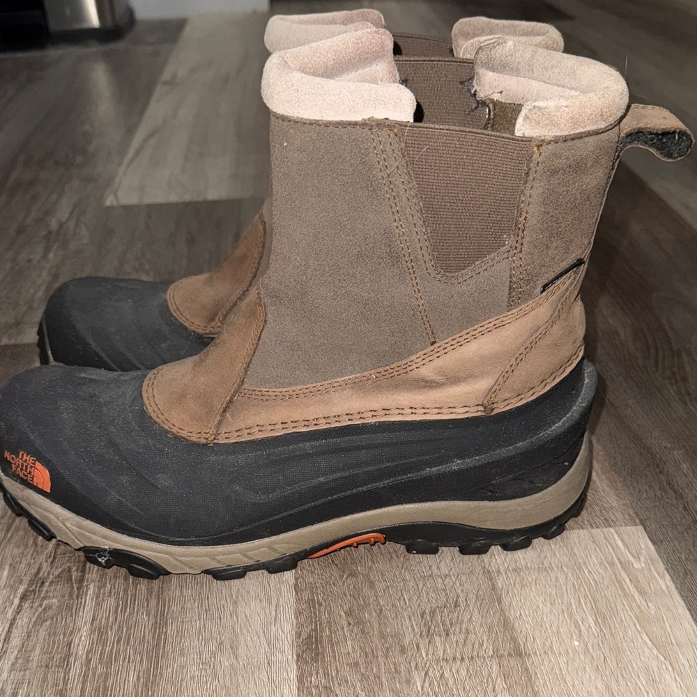 North Face Men's Chilkat III Pull-On Tan and Black Outdoor Boots